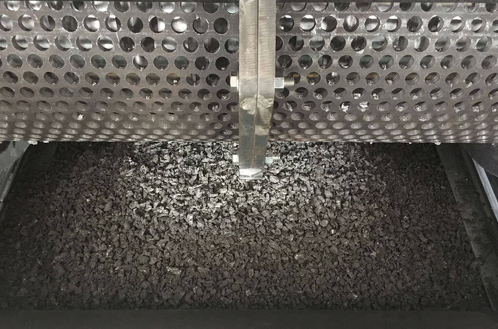 Detail motora a hydraulického systému drviča